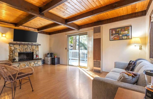 Cozy 2BR Retreat Near Lake Grego with Mountain Views