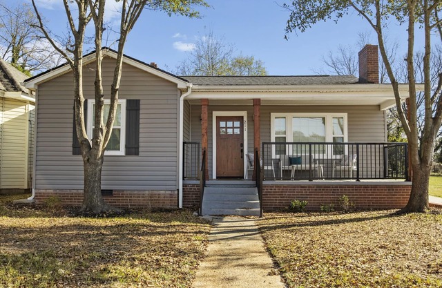 Cozy 2BR Retreat: Pets, Near Arena & Parks