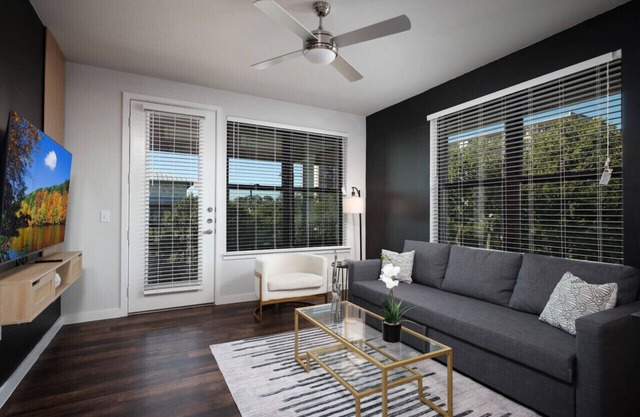 Cozy 2BR w/Pool, Gym Near Rvrwalk, Dome, Conv Ctr