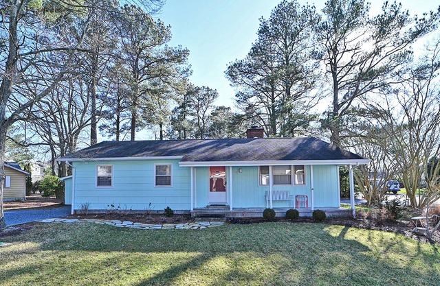 Cozy 3 bed/2bath Cottage House Minutes from the Beach! Wifi available, Beach Town, Trolley!