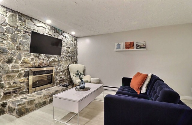 Cozy 3 Bed Apt - 2 min from Moncton Hospital - Pet-Friendly!