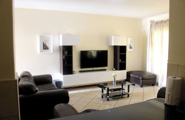 Cozy 3 Bed Duplex ,sleeps 6 With Double Bathroom