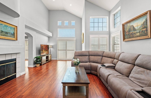 Cozy 3-Bedroom Family Home Clean, Spacious & Convenient Location 6 Beds