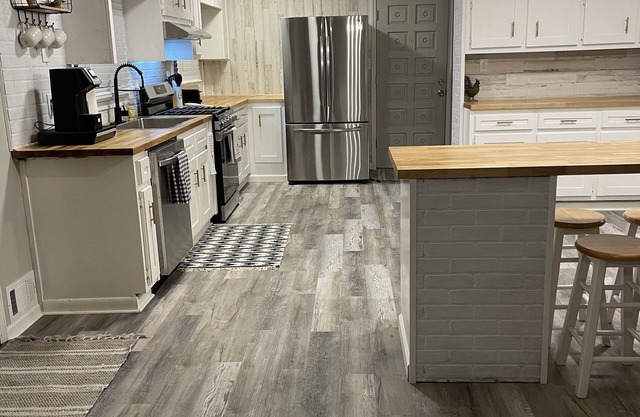 Cozy 3 bedroom home just 30 minutes south of Atlanta! (Pet-Friendly!)