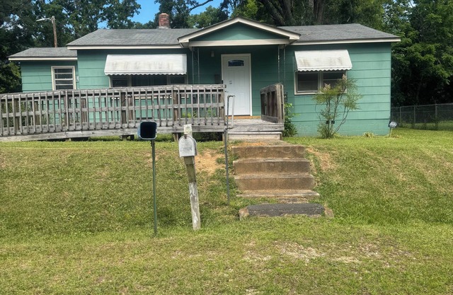 Cozy 3-bedroom house with AC in charming Clinton