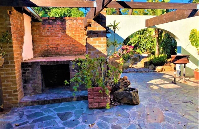 Cozy 3 Bedroom House with unique bathrooms - 2084