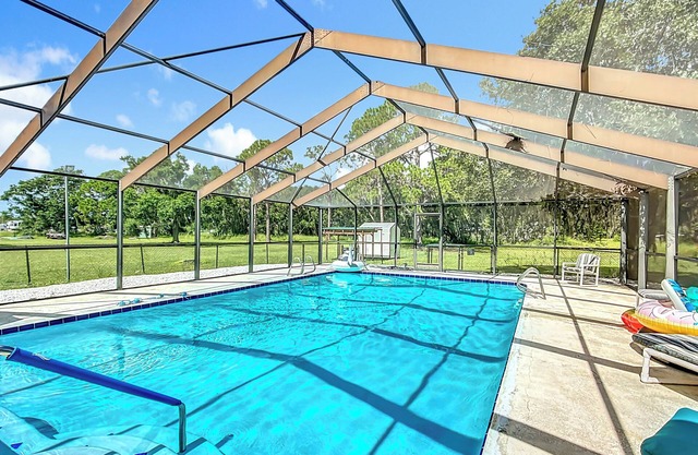Cozy 3 BR home in charming Frostproof with caged saltwater pool. Boat ramp.