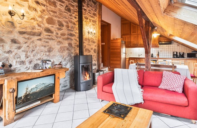 Cozy 3-Room Apt for 7 with Pool, Balcony, & Parking - Close to Pistes in Serre Chevalier
