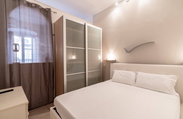 Cozy 30 sqm apartment in Barletta, ideal for 3 guests. Equipped with wifi and air conditioning to ensure maximum comfort. Enjoy relaxing moments on the balcony, soaking up the city's atmosphere. Located in an enviable position, just steps away from the h