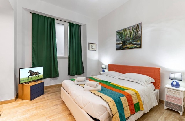 Cozy 35 sqm apartment, able to accommodate up to 3 people, located on the ground floor of a building (some steps to access). The property is located in a quiet residential area, equipped with all the main services and well served by public transport, ide