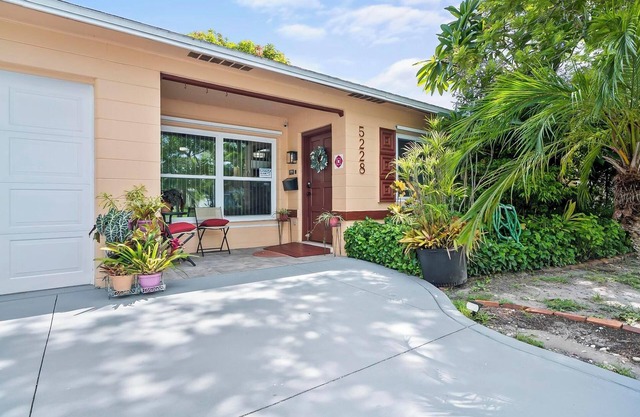 Cozy 3BR Home + Fully Fenced Yard in St. Pete