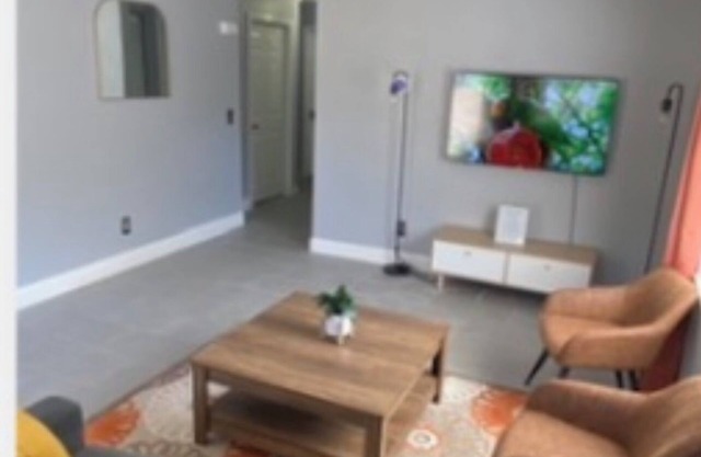 Cozy 3BR Home in Ocala - For Work Teams & Families