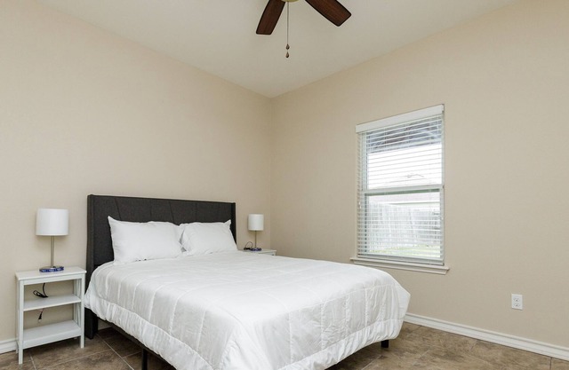 Cozy 3BR Home, Just 15 Mins to Beach! Fast WiFi - 541 Mbps - Ideal Getaway!