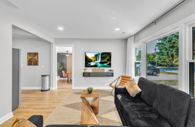 Cozy 3BR Retreat with grill Near O’Hare Airport