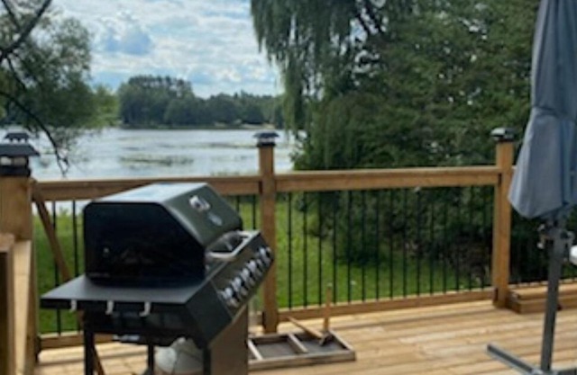 Cozy 4 bed room waterfront Pigeon Lake Cottage