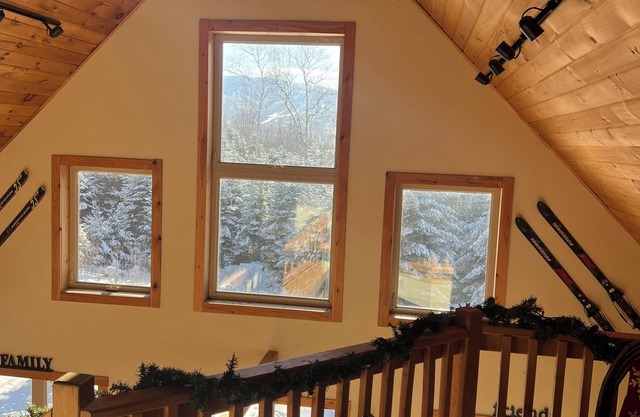 Cozy 4-bedroom cabin with views of Saddleback mountain- WiFi plus an EV charger
