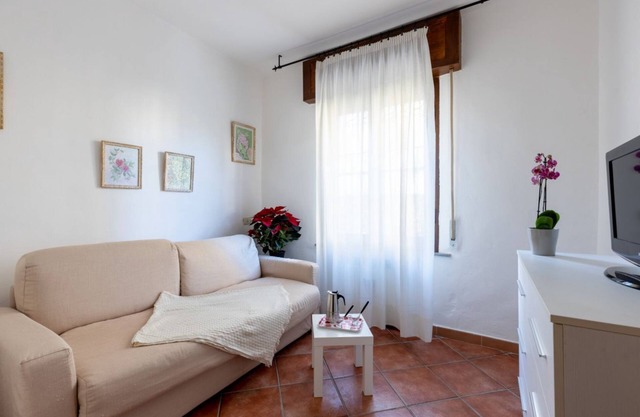 Cozy 45 sqm apartment, ideal for 4 people, located on the ground floor of a building with NO lift (3 steps). The apartment is located in an extremely convenient and functional position, 9 minutes on foot from Pisa-Galileo Galilei airport and 6 minutes by