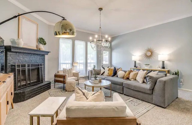 Cozy 4B/2B & Game Room, Minutes from Downtown