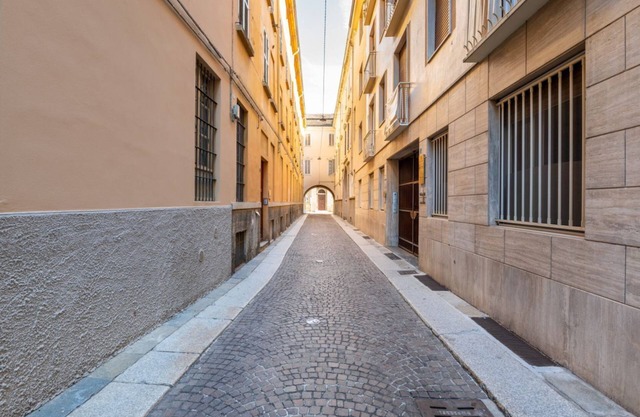 Cozy 68 sqm apartment, located on the ground floor that can accommodate four people.It is located 50 meters from the Duomo, the symbol of the city.Parma is a city on a human scale, perfect for those who love to take beautiful walks through the alleys.Nea