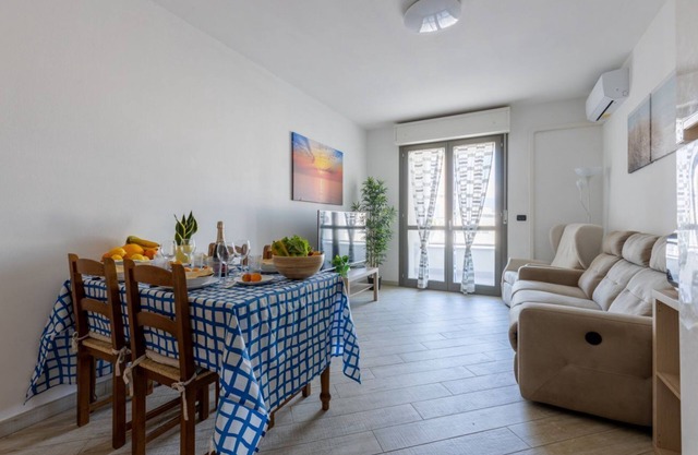 Cozy 86 sqm apartment, able to comfortably accommodate up to 4 people, located on the third floor of a building with lift.The property, located in a quiet residential area, is about 2 km from Piazza Vittorio Emanuele II and the center of Pisa, with all i