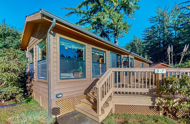 Cozy abode steps from the beach with a private hot tub and nautical theme