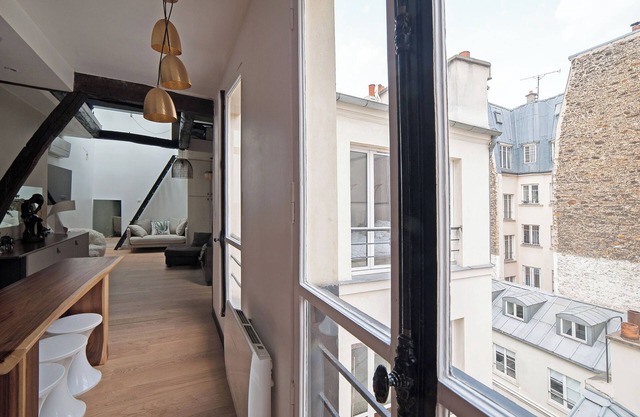 COZY AND BRIGHT FLAT IN MONTORGUEIL AREA WITH AC
