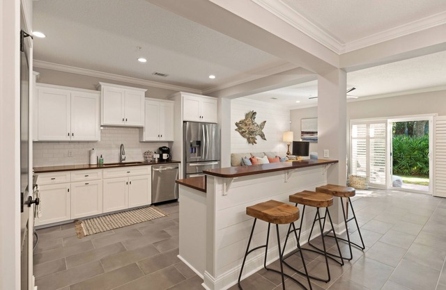 Cozy and spacious 3-bedroom townhome centrally located on St. Simons Island