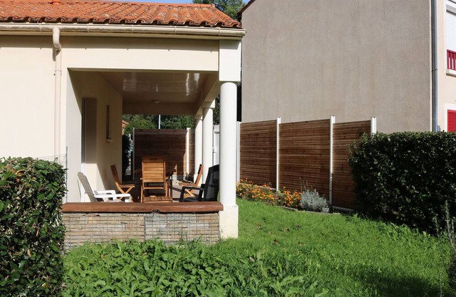 Cozy apartment with garden near beach, private parking