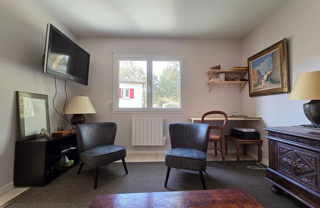 Cozy apartment with private garden 10 min from beach, parking included