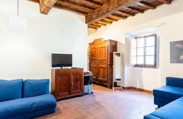 Cozy apartment of about 35sqm located on the ground floor of a renovated period building, without elevator (steps to access it). The accommodation is located in the historic center of Castagneto Carducci, a medieval village named after the well-known Ita