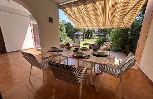 Cozy apartment of 70 sqm located on two levels, can accommodate up to 5 people. The accommodation is located in the beautiful town of Quartu Sant'Elena, area served by all the main services: bars, restaurants, supermarkets and pharmacy.8 minutes walk fro