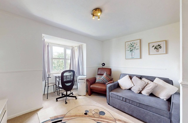 Cozy Apartment - 10 minutes to Train Station