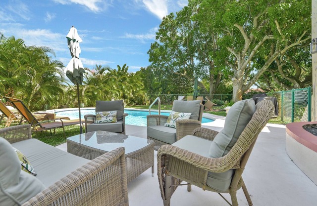 Cozy Apartment 2 miles from the beach with Pool