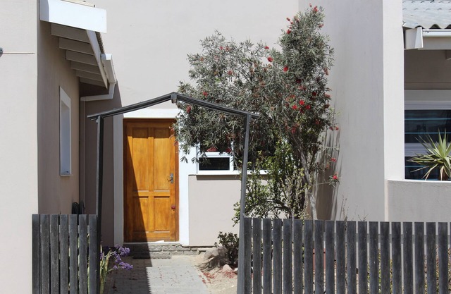 Cozy apartment central to town. Nice for small families