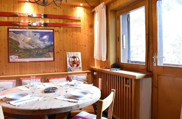 Cozy apartment for 5, central Méribel, south-facing balcony, divided living area, ski locker