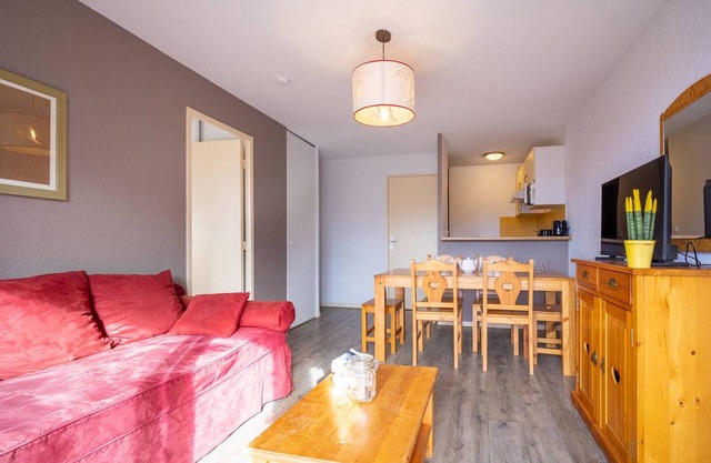Cozy apartment for 6 with balcony, parking, and slopes access