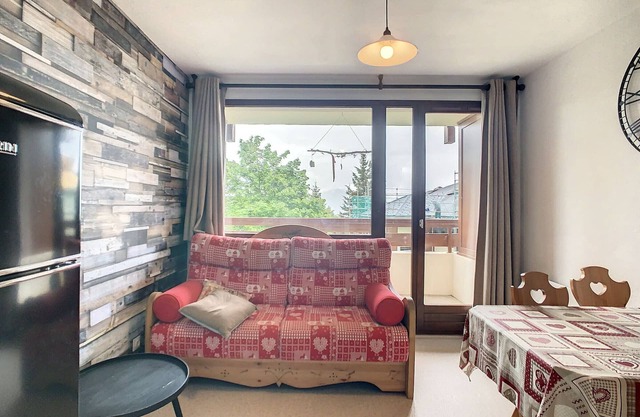 Cozy Apartment for 4 with Balcony, Near Shops and Main Slopes, Pet-Friendly