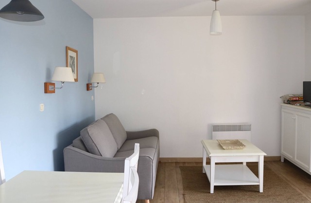 Cozy Apartment in Parentis-en-Born - Shared Pool - Walk to Lake - Sleeps 4 - Cleaning Included