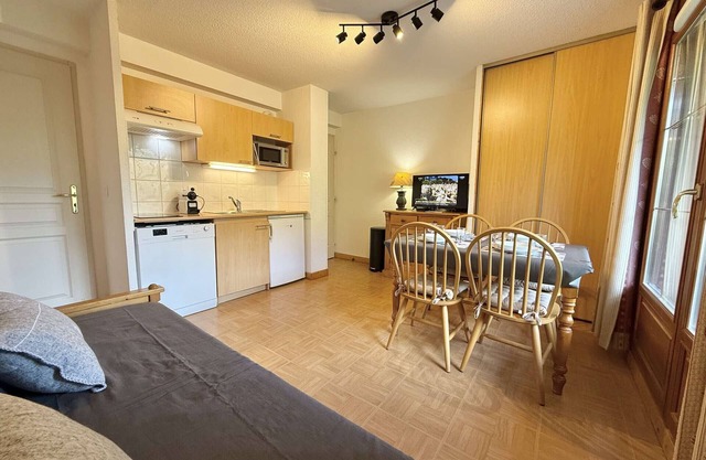 Cozy apartment in Flumet with parking and pool