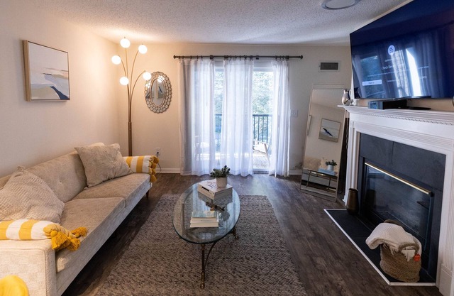Cozy apartment in the heart of downtown w/ parking 1hr away from nyc