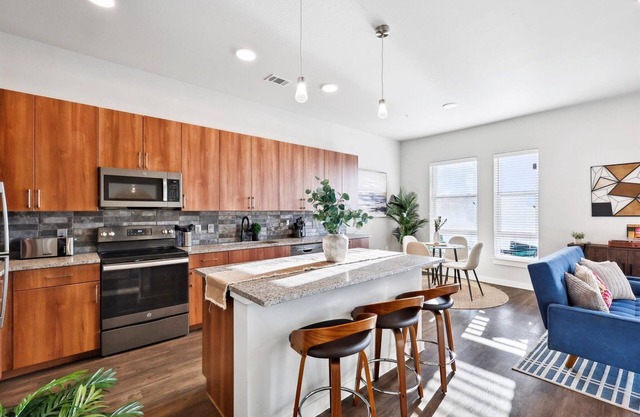 Cozy apartment in welcoming Fort Worth with WiFi, fitness room, AC