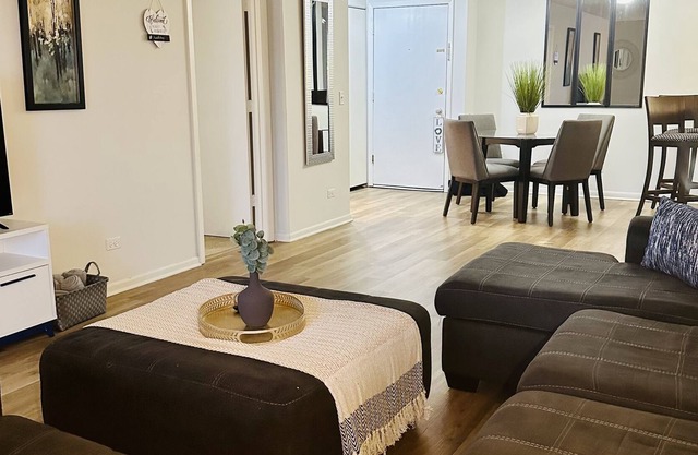 Cozy Apartment Mins from OakBrook mall, restaurants and attractions.