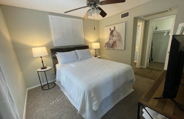 Cozy apartment minutes from SOCO