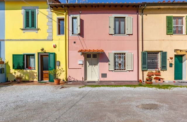 Cozy apartment of 80 sqm, able to accommodate up to 3 people, with independent entrance located 9 minutes on foot from Pisa-Galileo Galilei Airport and 7 minutes on foot from the Central Station.The area is well connected by public transport, thanks to w