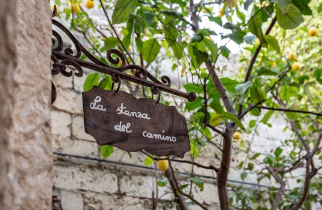 Cozy apartment on two levels that can accommodate up to 2 people, located in the center of Galatone, a lovely village in Salento a few km from the sea and close to Gallipoli and the Porto Selvaggio Natural Park. Halfway between the beaches of Santa Maria