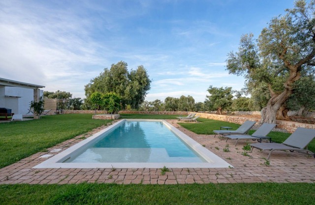 Cozy apartment that accommodates 5 people, located in the quiet countryside of Monopoli, in a villa surrounded by one hectare of centuries-old olive trees. The accommodation, with parking included, offers large open spaces, a patio with barbecue and a sp
