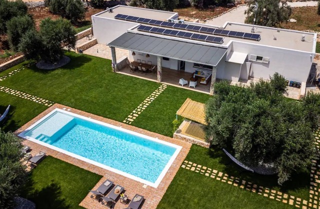 Cozy apartment that hosts 4people, located in the quiet countryside of Monopoli, in a villa surrounded by one hectare of centuries-old olive trees. The accommodation, with parking included, offers large open spaces, a patio with barbecue and a splendid s