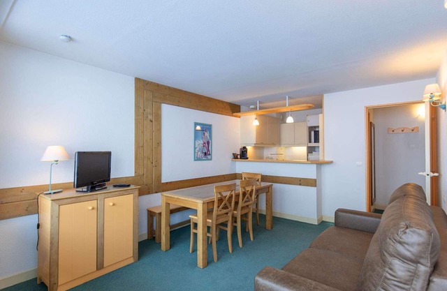 Cozy Apt for 6, Balcony, Parking, Ski-in/Ski-out, Stunning Views, Montana II