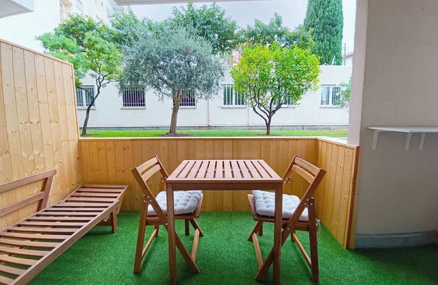 Cozy Apt with Balcony - 5 min to the Beach