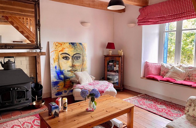 Cozy & Artistic 2-Bedroom Cottage Near Brocéliande